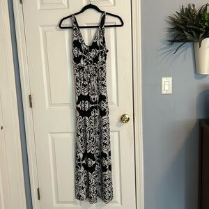 Black and white petite size small maxi dress!
